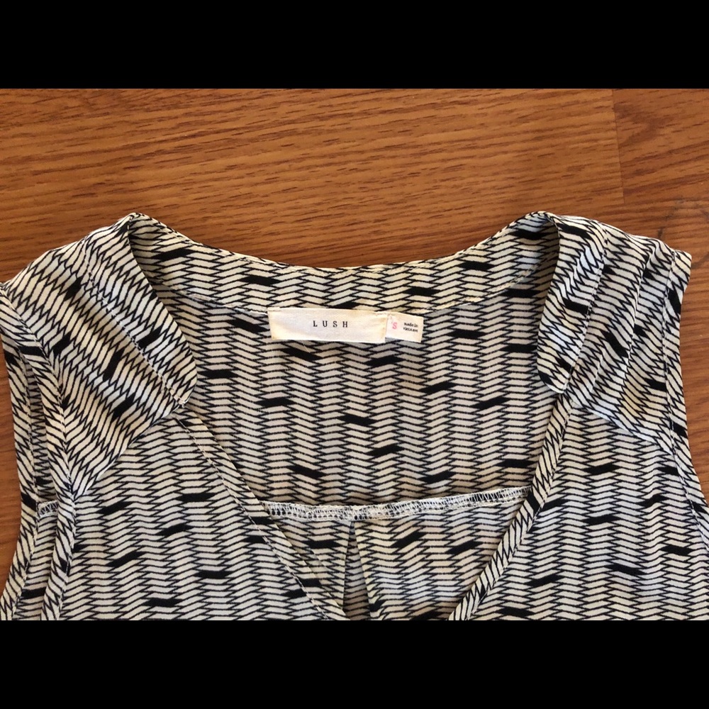 Lush Sleeveless B&W Business Casual Blouse - Picture 5 of 5